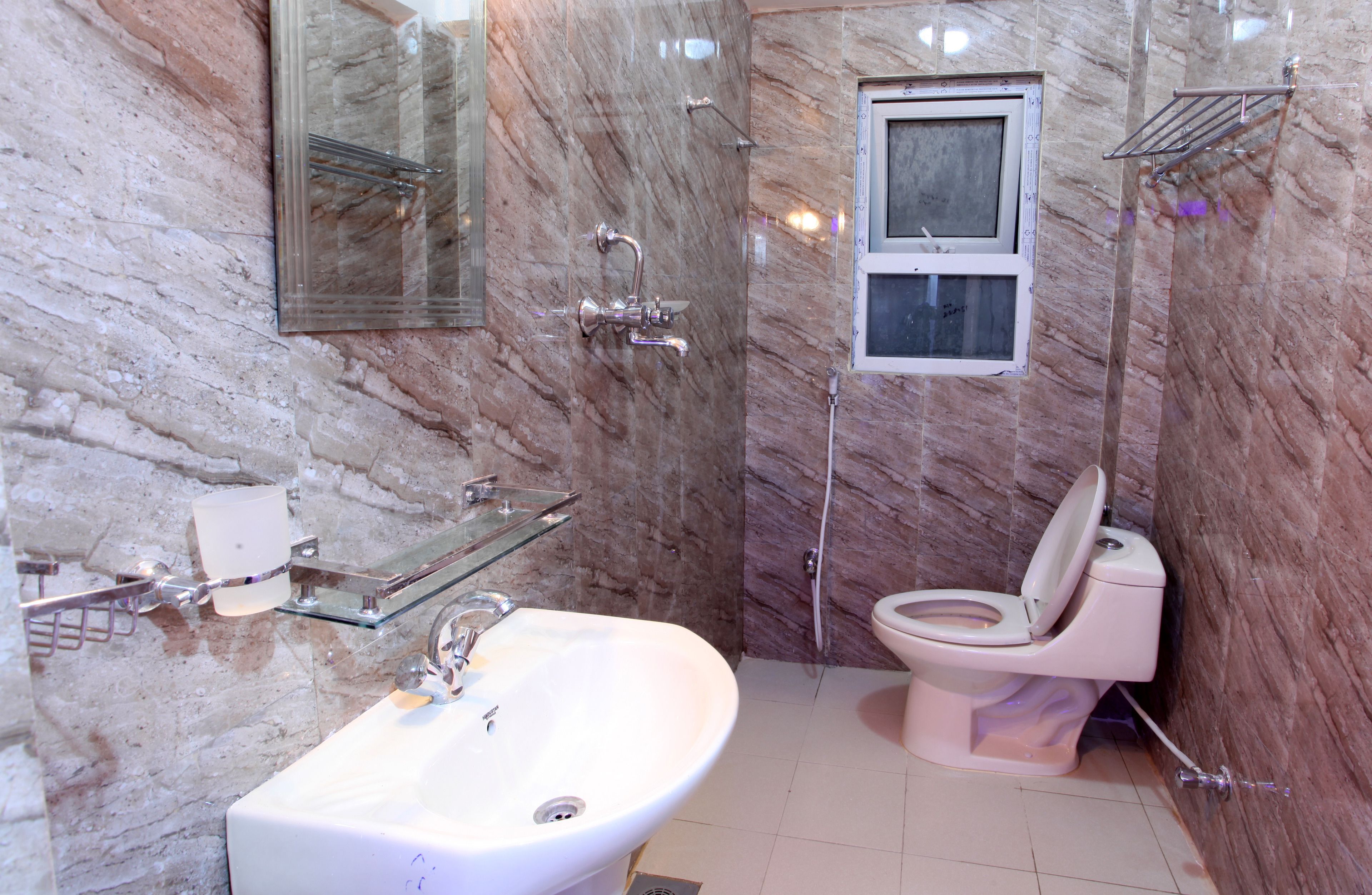 Shower, rainfall showerhead, free toiletries, hair dryer