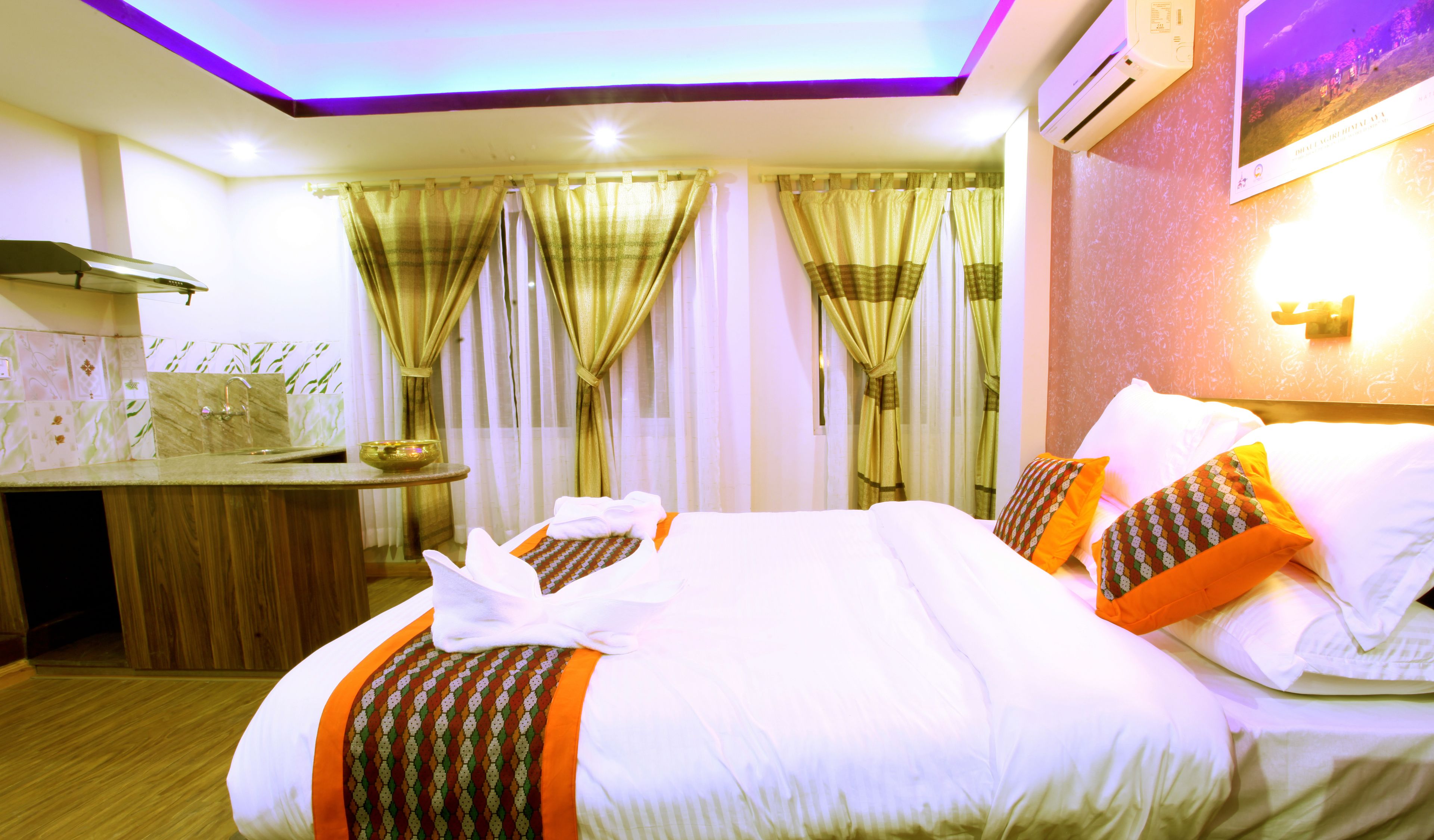 Superior Suite, 1 Bedroom, Bathtub, City View | Minibar, desk, free WiFi