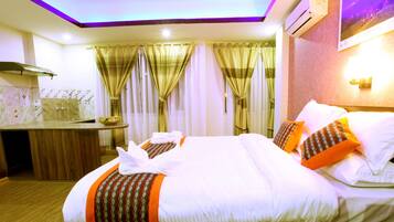 Superior Suite, 1 Bedroom, Bathtub, City View | Minibar, desk, free WiFi