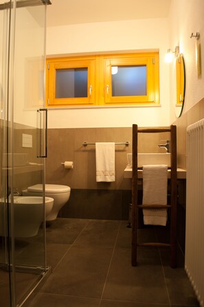 Twin Room, Garden View | Bathroom