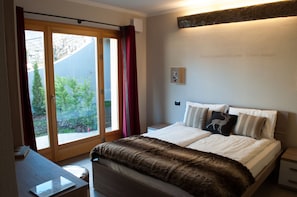 Twin Room, Garden View | Down duvets, minibar, individually decorated, individually furnished