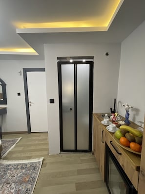 Frigobar, microondas, utensilios de cocina y artículos de limpieza