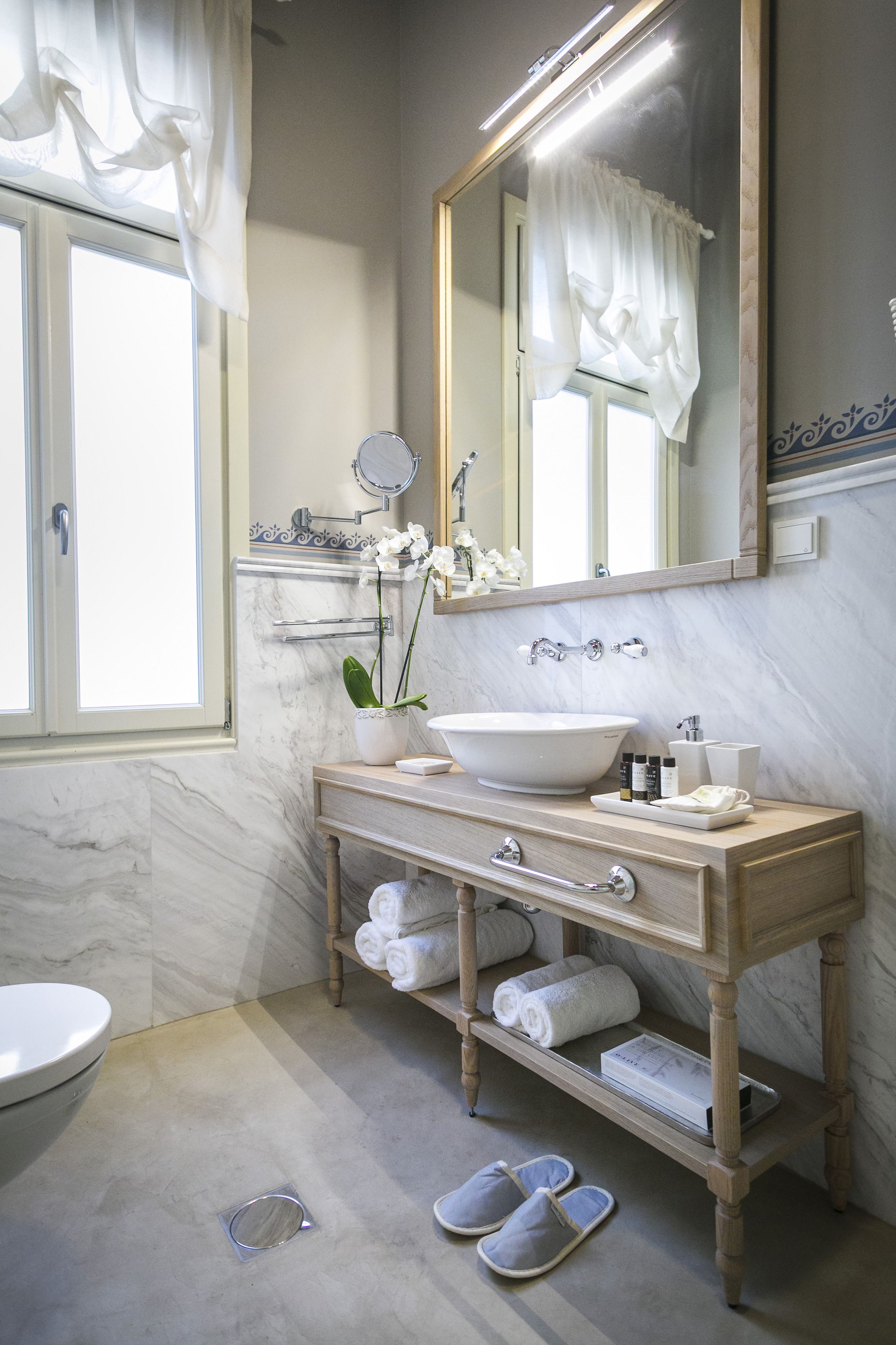Suite | Badkamer | Een douche, designer toiletartikelen, een haardroger, badjassen