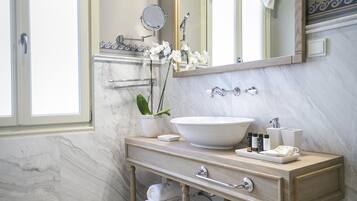 Suite | Badkamer | Een douche, designer toiletartikelen, een haardroger, badjassen