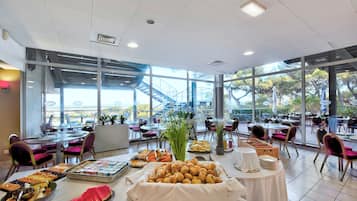 Colazione a buffet, servita tutte le mattine (12.5 EUR a persona)