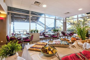 Petit déjeuner buffet (12.5 EUR par personne)