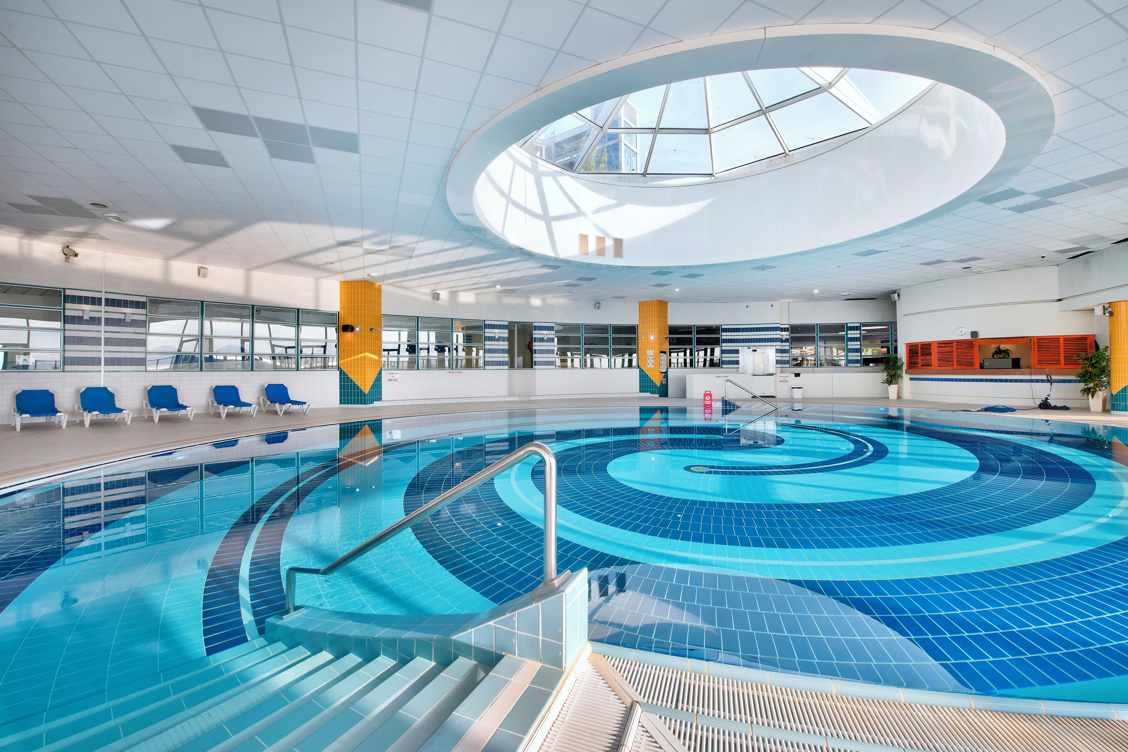 Innendørsbasseng og solsenger