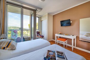 1 habitación, caja de seguridad en la habitación y escritorio 