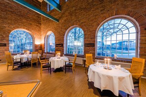 供應早餐、午餐、晚餐；地區菜