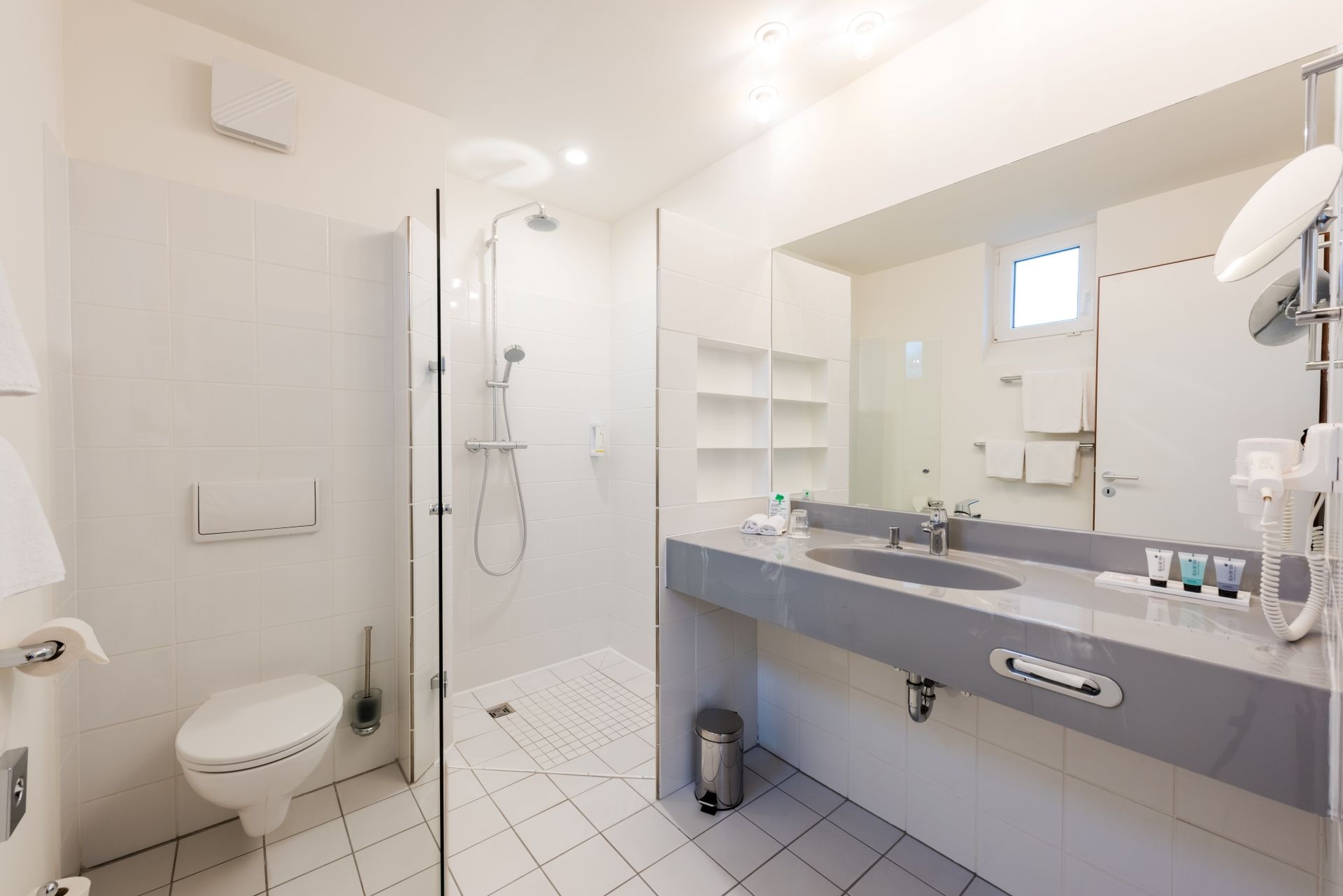 Ein modernes Badezimmer mit Dusche, Toilette und Waschtisch.