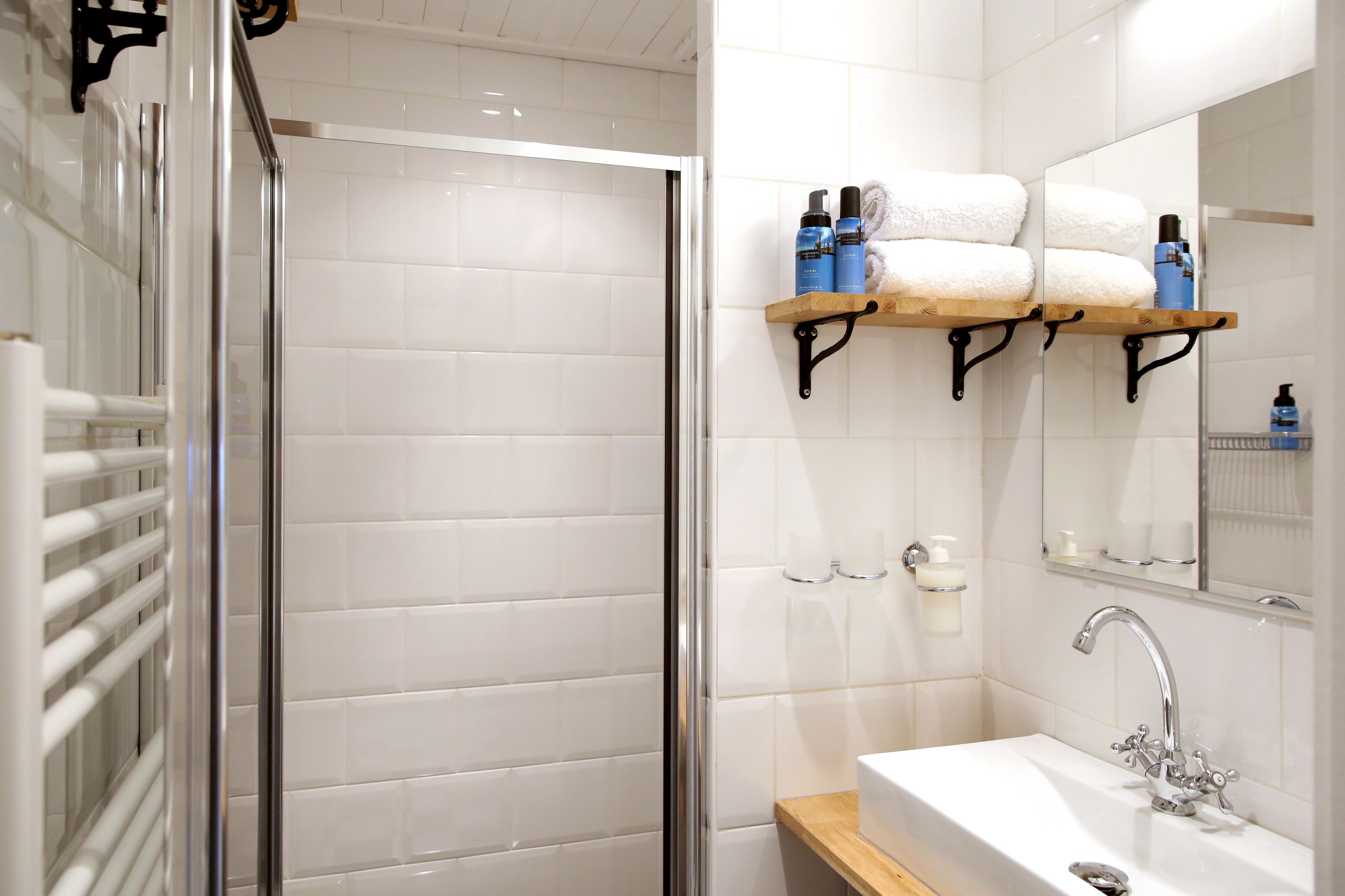 Classic Double or Twin Room, Garden View, Garden Area | Bathroom | Shower, free toiletries, hair dryer, bathrobes