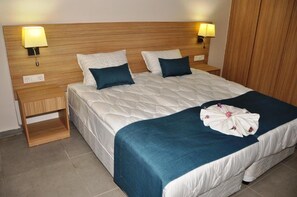 Studio | 1 bedroom, premium bedding, in-room safe, desk