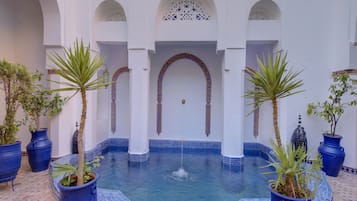 Piscine couverte, accÚs possible de 08 h 00 à 18 h 00, chaises longues