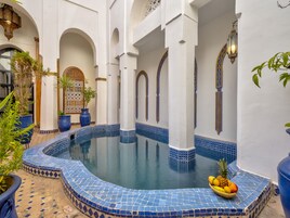 Piscina coperta, con ingresso dalle 08:00 alle 18:00, lettini