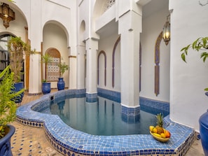 Una piscina techada, sillones reclinables de piscina