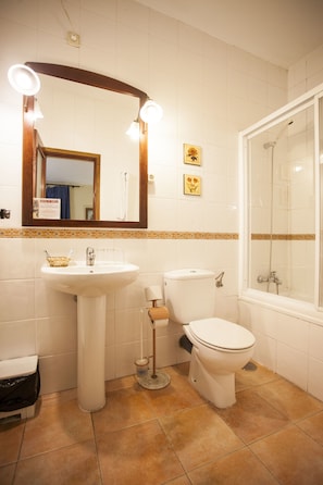 A bathroom with a sink, toilet, and shower. - Hostal Castilla (Aranjuez)