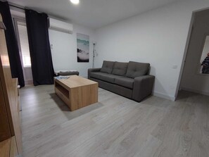 Basic House, 2 Bedrooms | Free WiFi, bed sheets - Hostal Castilla (Aranjuez)