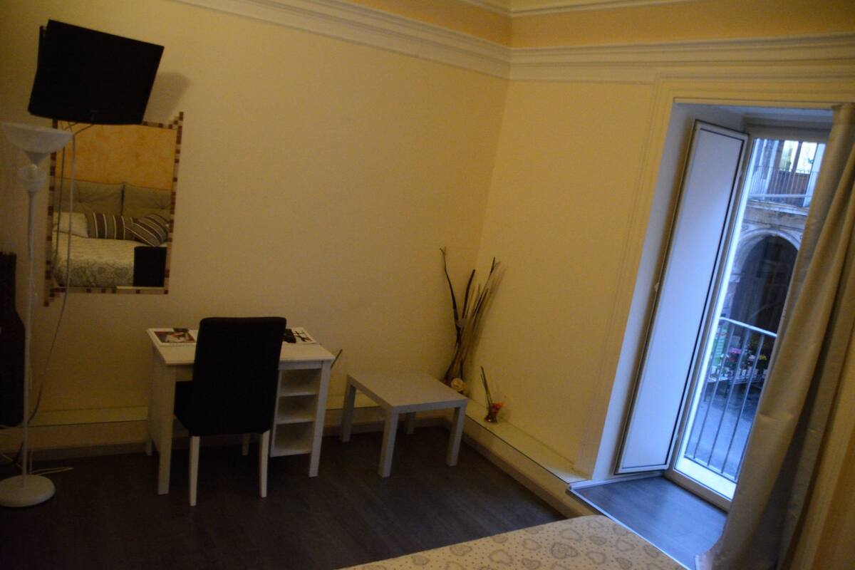 Tweepersoonskamer (Stesicorea) | Luxe beddengoed, een kluis op de kamer, geluiddichte muren, gratis wifi