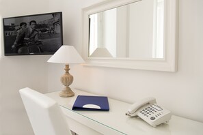 Premium bedding, in-room safe, iron/ironing board, free WiFi - Hotel Crawford (Sant'Agnello)
