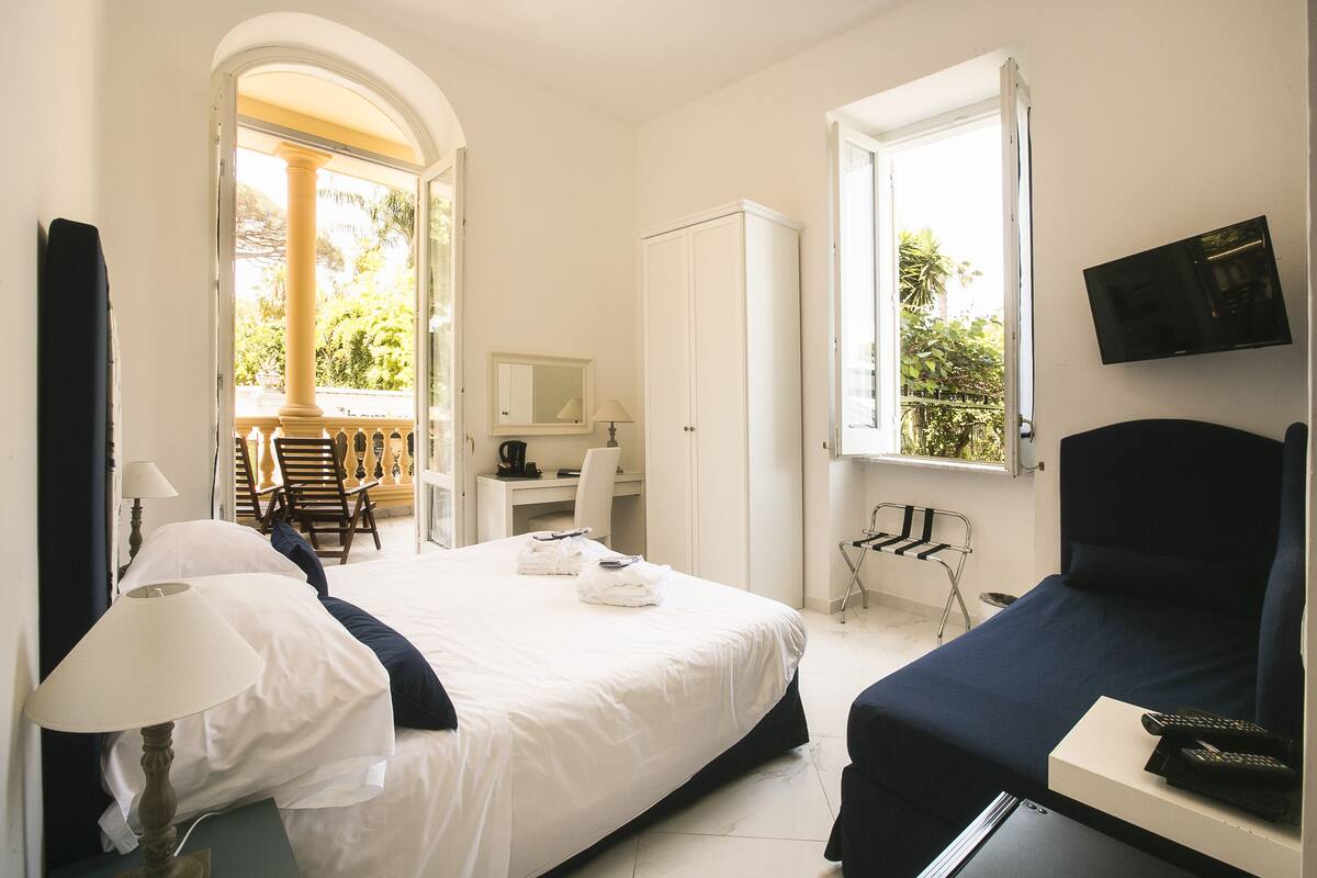 Premium bedding, in-room safe, iron/ironing board (on request)