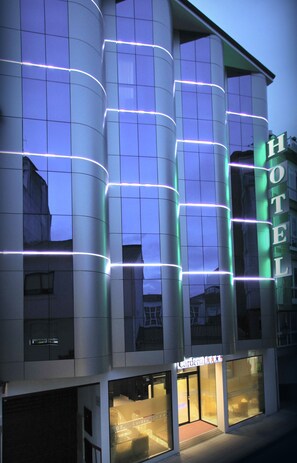 Front of property – evening/night - Hotel Cardenal (Monforte de Lemos)