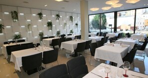 Petit déjeuner, déjeuner et dîner servis sur place