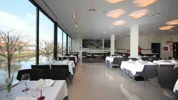 Breakfast, lunch and dinner served