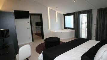 Suite, Terraza | Minibar, caja de seguridad en la habitación y escritorio