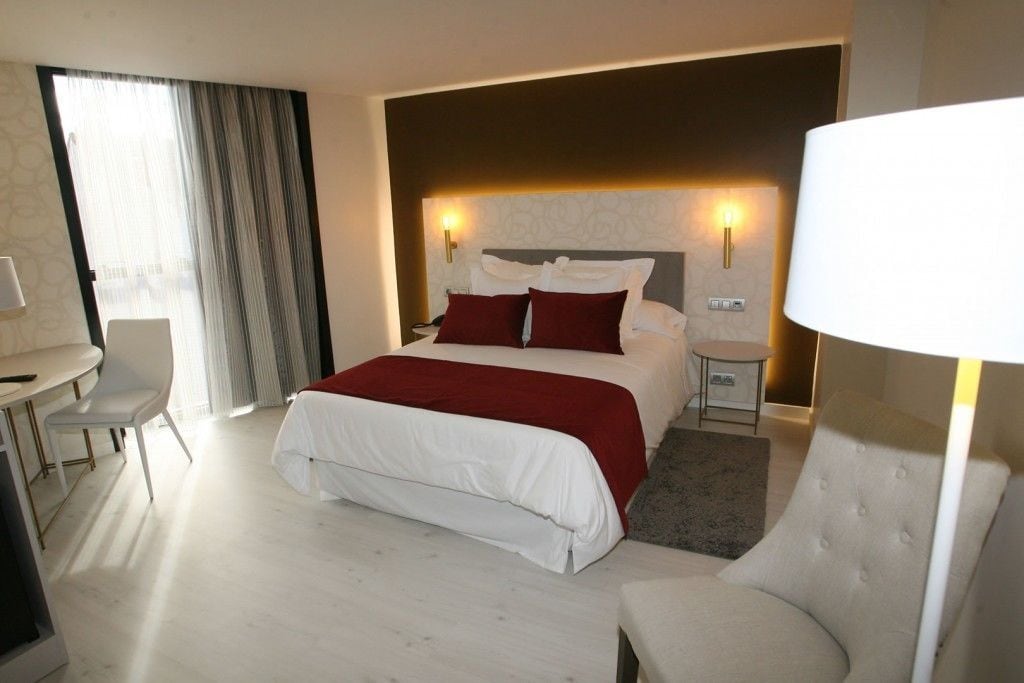 standard double or twin room | minibar, in-room safe, desk, blackout curtains