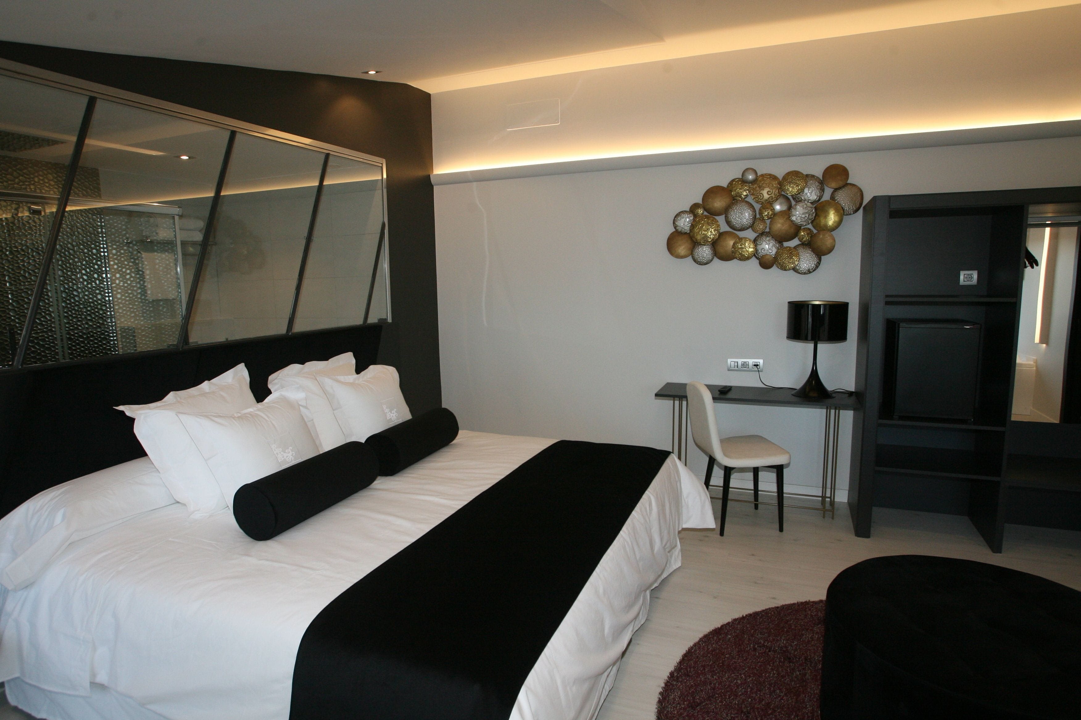 suite, terrace | minibar, in-room safe, desk, blackout curtains