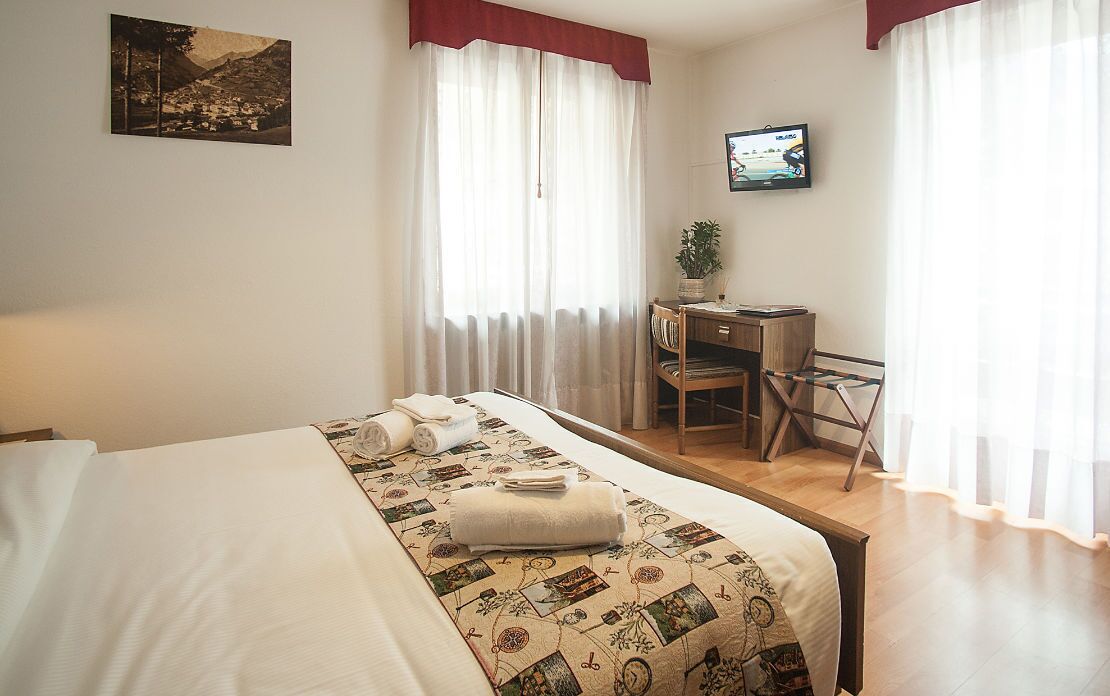 desk, free cots/infant beds, free wifi