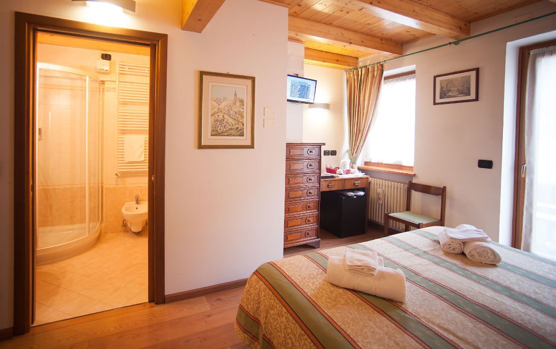 desk, free cots/infant beds, free wifi