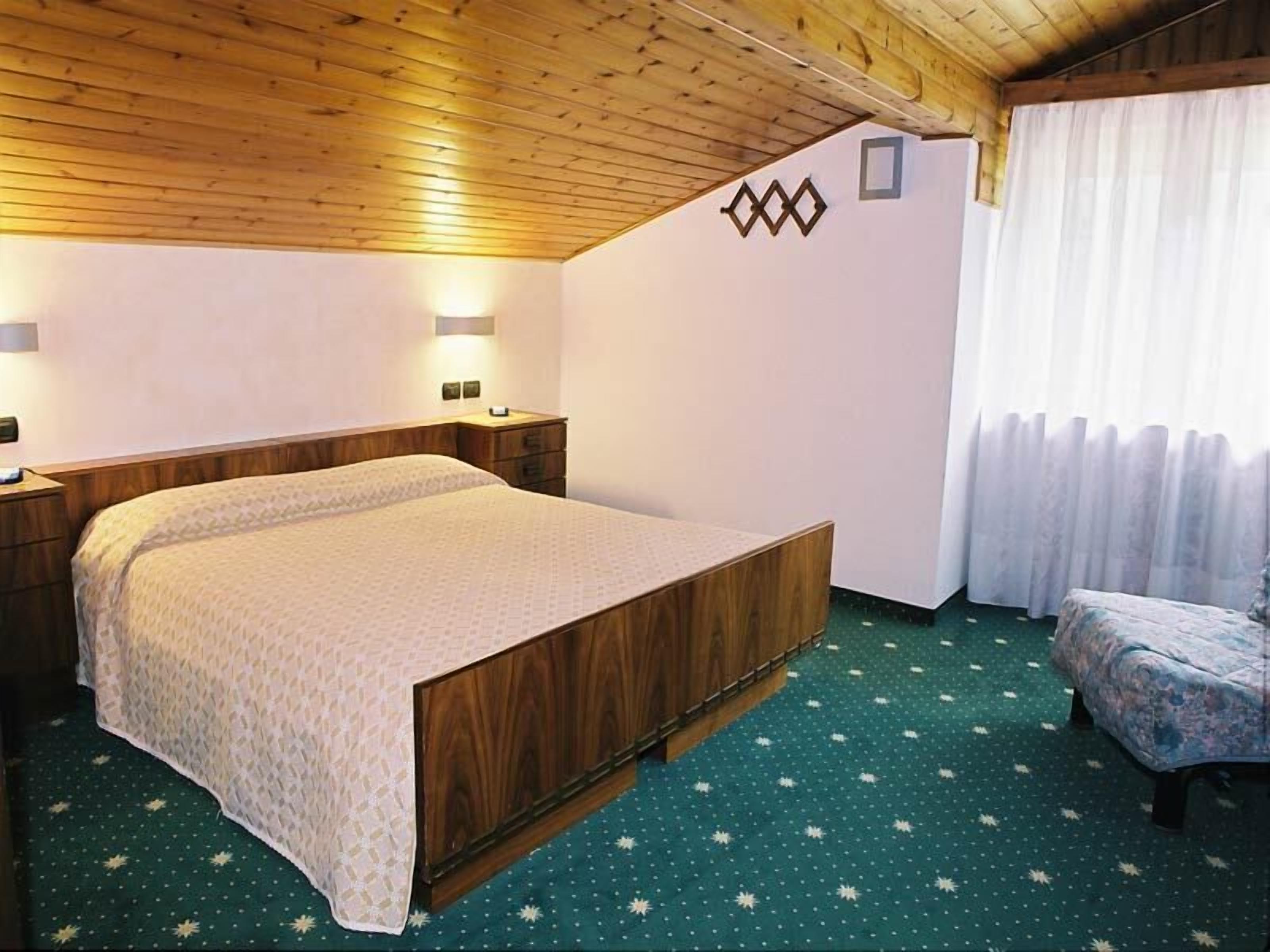 desk, free cots/infant beds, free wifi