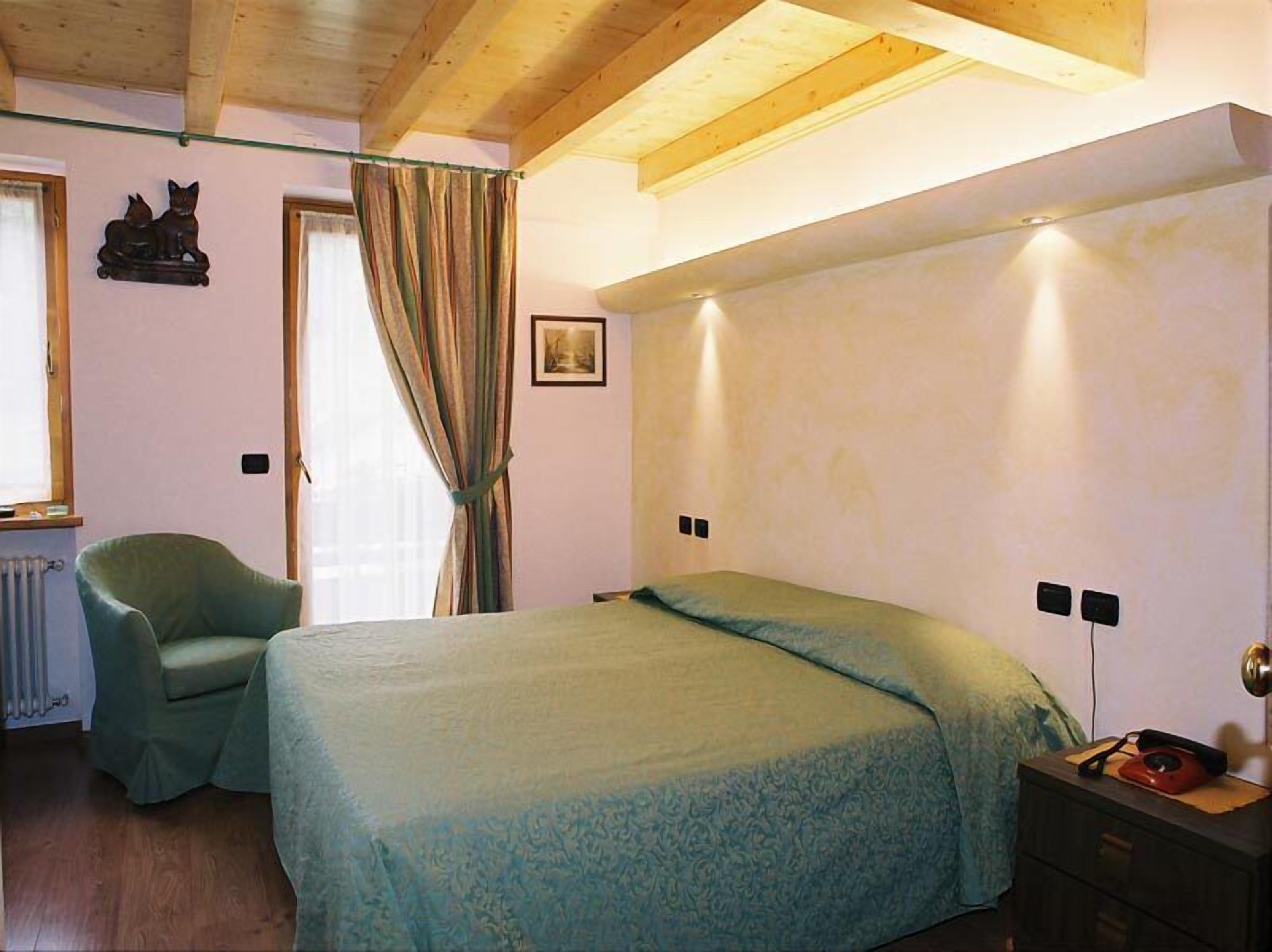 desk, free cots/infant beds, free wifi