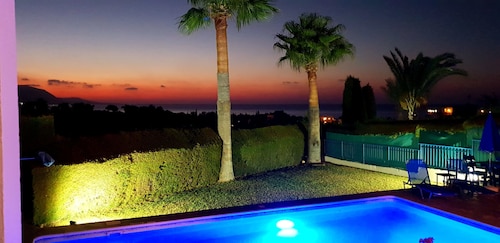 Chriseleni Latchi Villas