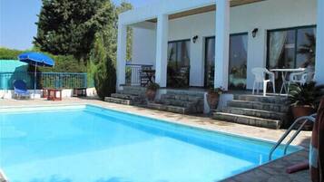Outdoor pool, pool umbrellas, sun loungers