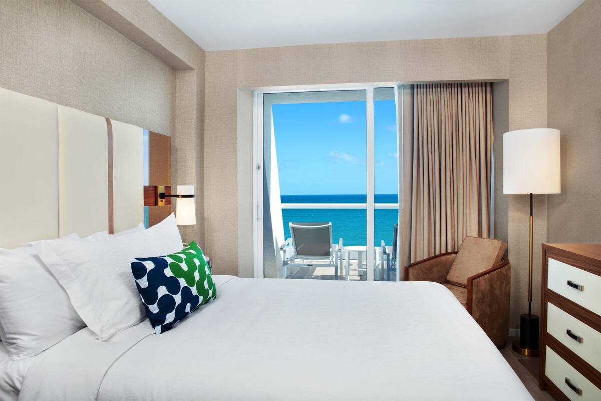 스위트, 침실 3개, 장애인 지원, 바다 전망 (Residence, Intracoastal View, Hearing) | 고급 침구, 미니바, 객실 내 금고, 책상