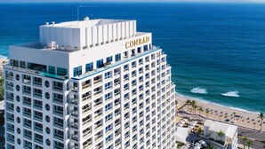A high-rise hotel with a rooftop terrace, a pool, and a beach view. - Conrad Fort Lauderdale Beach (Fort Lauderdale)