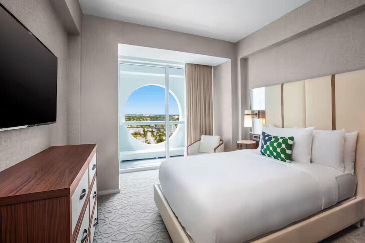 套房, 2 間臥室, 無障礙, 海景 (Residence, Intracoastal View) | 高級寢具、迷你吧、客房內保險箱、書桌