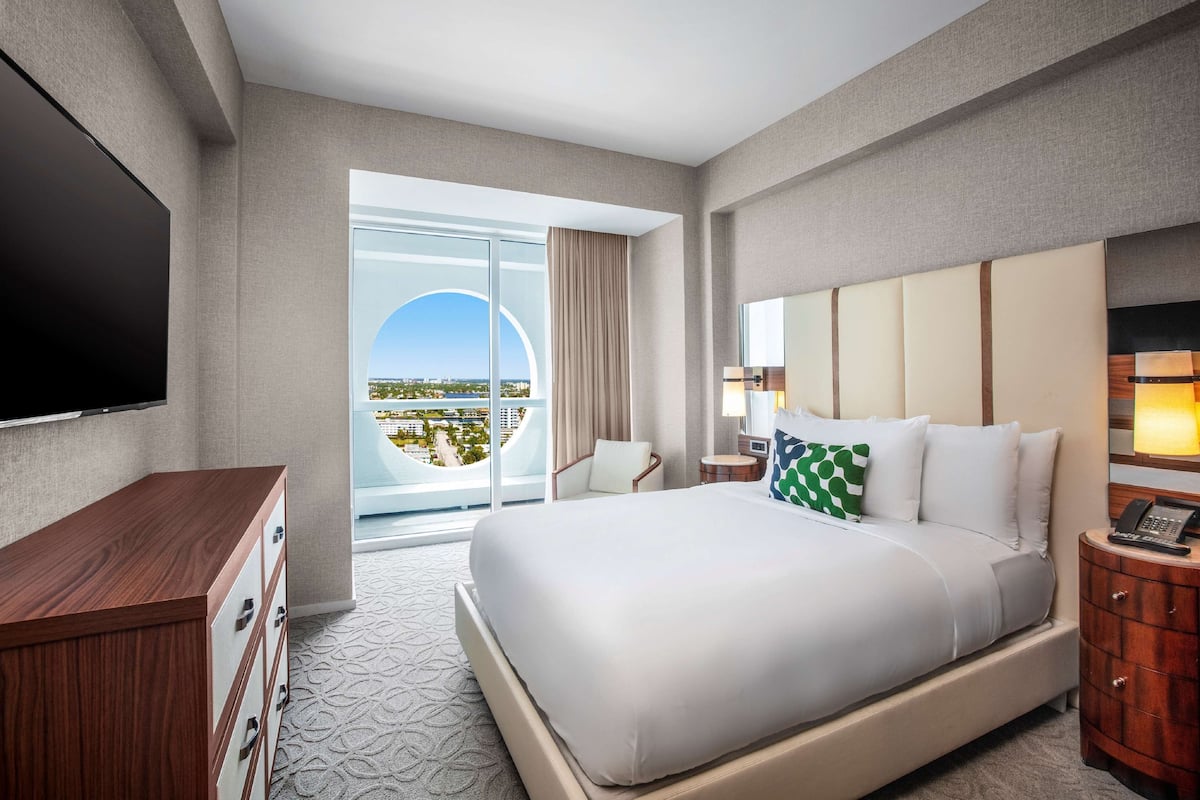 1 bedroom, premium bedding, minibar, in-room safe