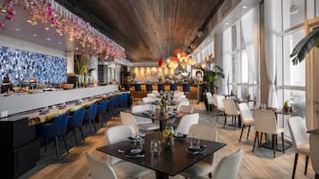 2 restaurants; ze serveren er ontbijt, lunch en diner