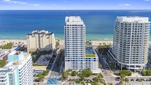 Ein hoch aufragendes Hotel mit Pool, Strand und Blick auf den Ozean.