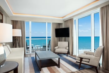 1 bedroom, premium bedding, minibar, in-room safe at Conrad Fort Lauderdale Beach