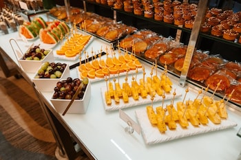 2 restaurants, breakfast, lunch, dinner served; Japanese cuisine at Conrad Fort Lauderdale Beach