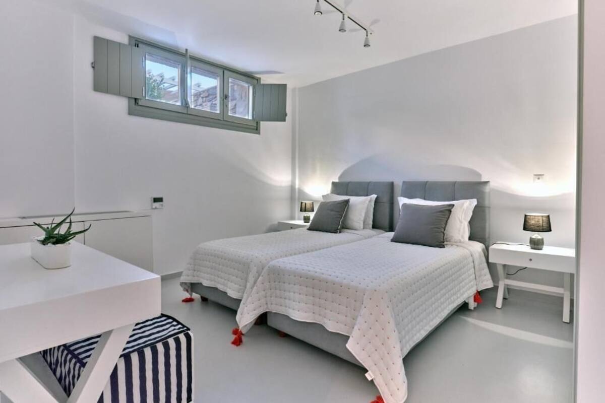 Villa Agave, 4 Bedrooms | 객실 내 금고, 방음 설비, 다리미/다리미판, 무료 유아용 침대
