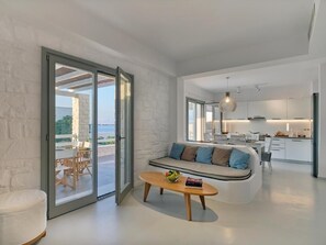 Villa Agave, 4 Bedrooms | บริเวณนั่งเล่น | ทีวี 40 นิ้ว พร้อมช่องดาวเทียม, เครื่องเล่นดีวีดี