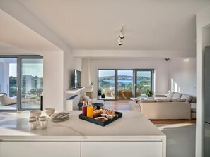 Grand Ambassador Villa, 5 Bedrooms | ครัวส่วนตัว | ตู้เย็นขนาดใหญ่, ไมโครเวฟ, เตาประกอบอาหาร, เครื่องชงกาแฟเอสเปรสโซ