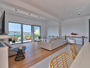 Grand Ambassador Villa, 5 Bedrooms | Área de estar | TV 40 polegadas com canais via satélite, DVD player
