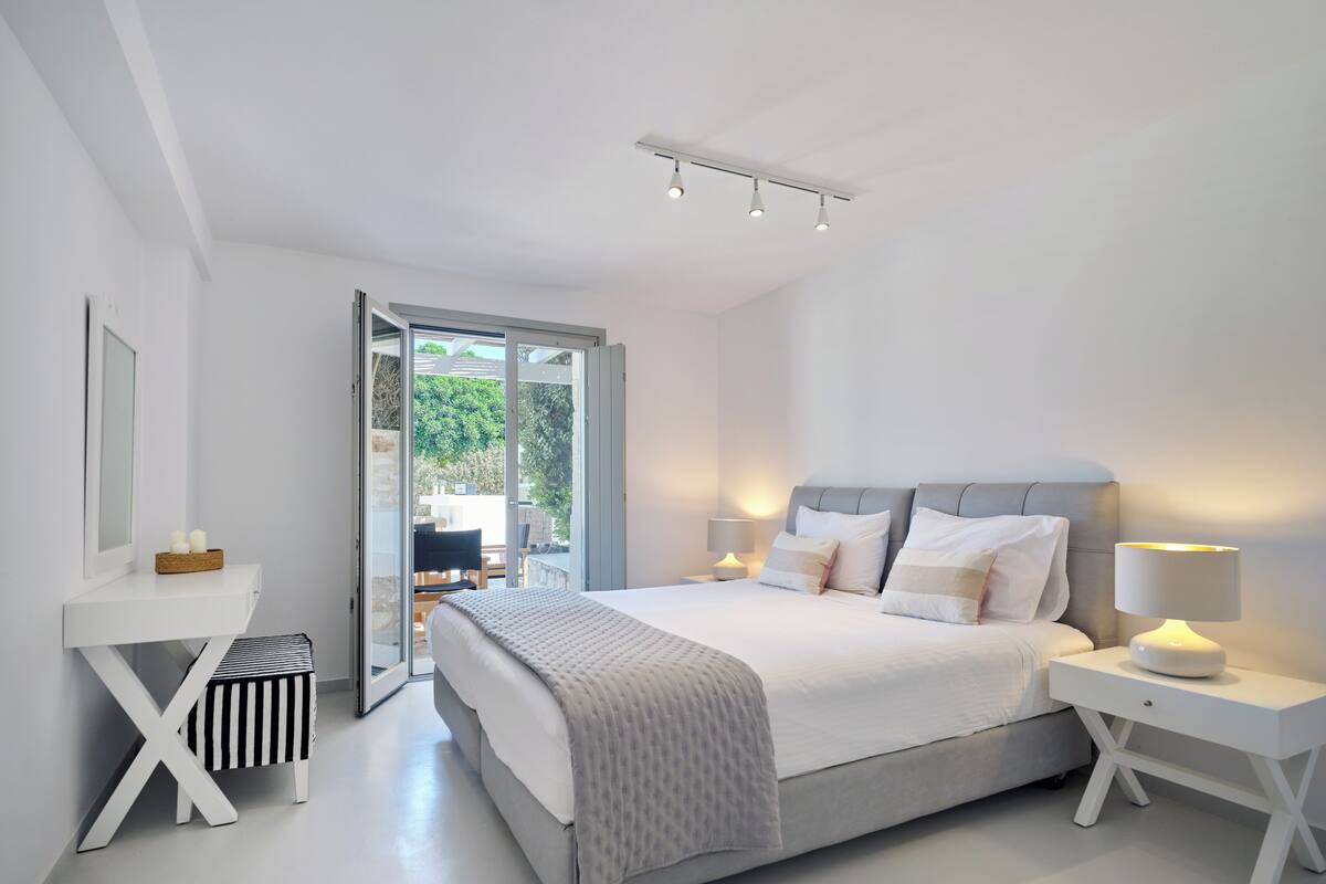 Grand Villa Anasa, 6 bedrooms | 객실 내 금고, 방음 설비, 다리미/다리미판, 무료 유아용 침대