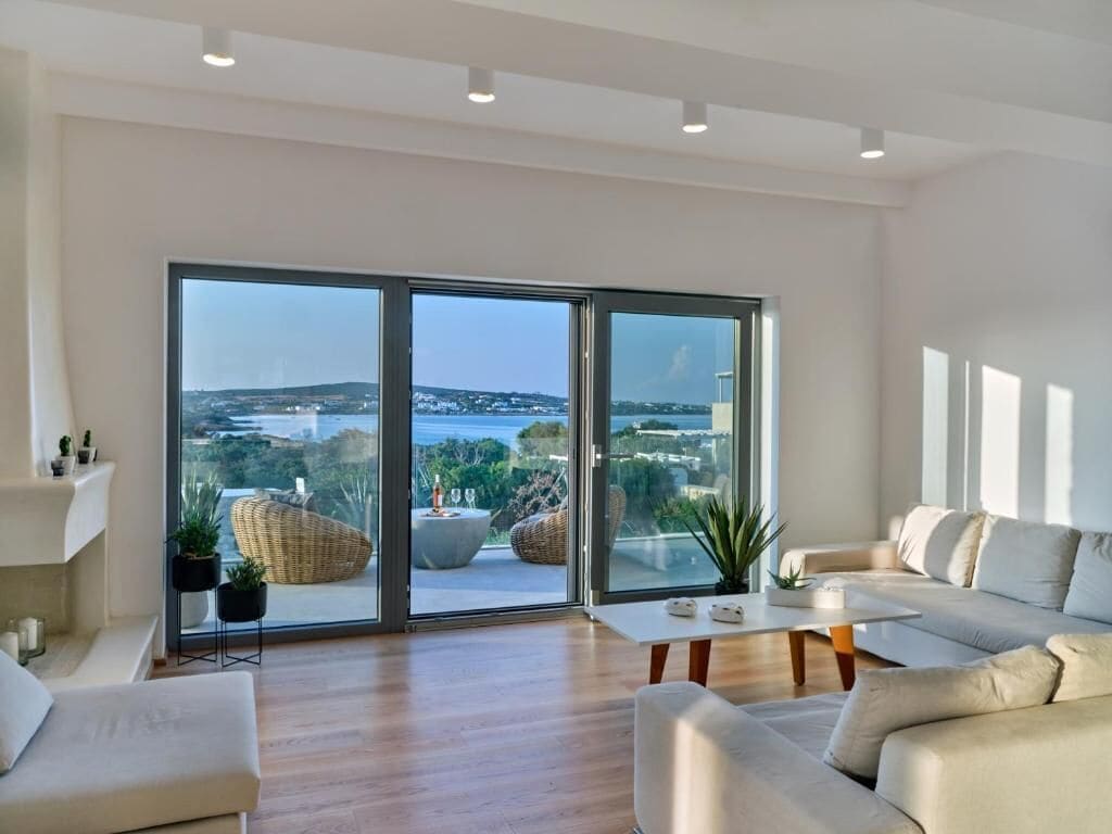 Grand Ambassador Villa, 5 Bedrooms | 起居区 | 40-英寸电视 （配备卫星频道）、DVD 播放器